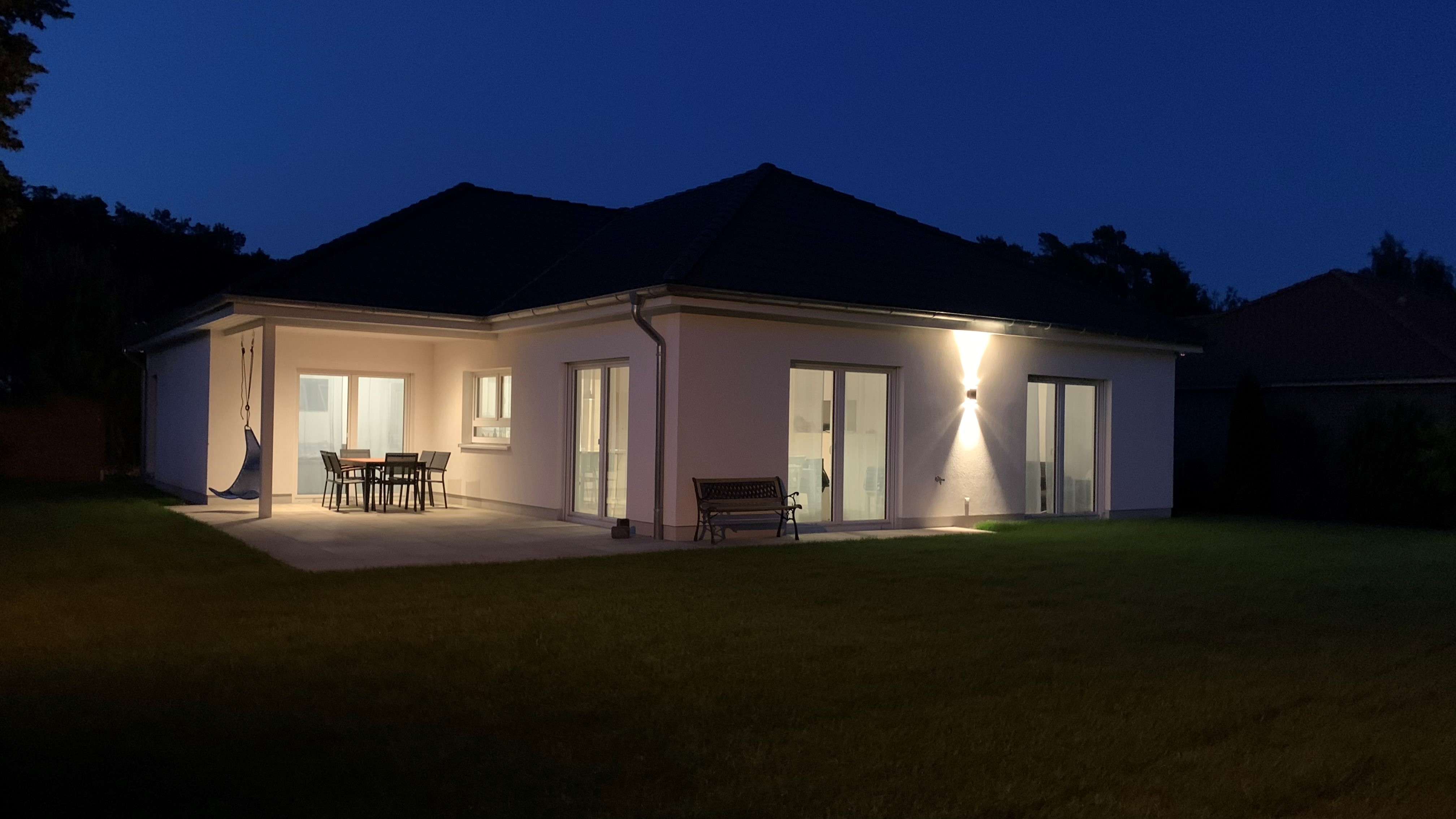 Außenansicht · abends